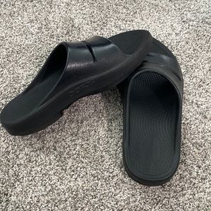 Black OOFOS sandals size 10 women/size 8 men